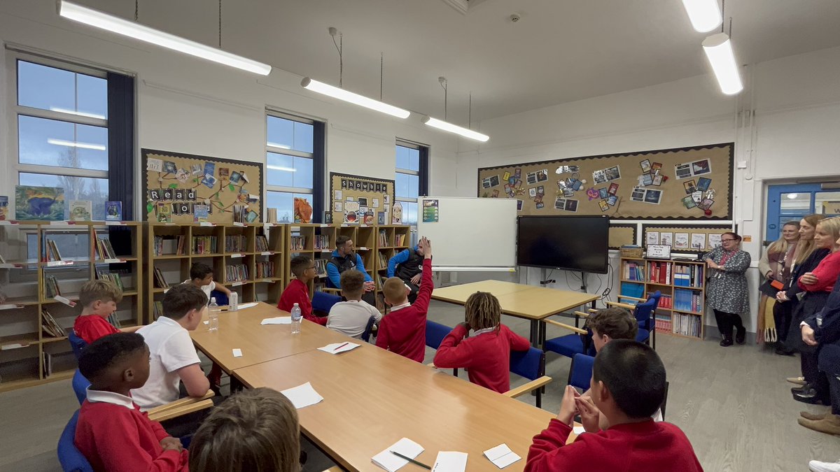 This afternoon we hosted the first #PLPrimaryStars Education Activation of the new half term with @LiamAhogan and Dan Gardner at @OasisLimeside! The @OfficialOAFC players took the time to speak to the school football team today and provide them with great advice about teamwork