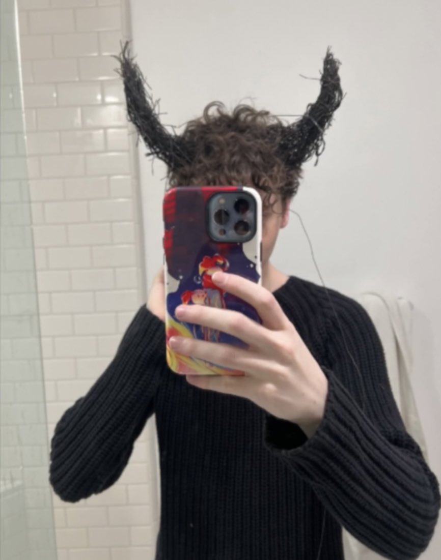 5uparchive's tweet photo. 5up’s halloween costume! 😈🎃 https://t.co/oY93yNvRyL