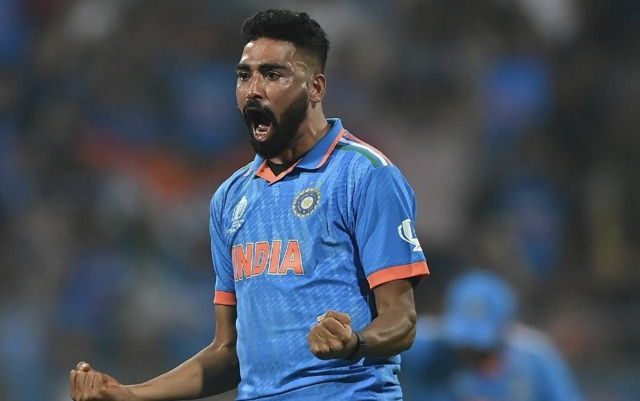 मिया भाई ऑन फायर!

Mohammad Shami ने फिर से वर्ल्डकप में इतिहास रच दिया है!
श्रीलंका के खिलाफ 5 विकेट लेकर गर्दा–गर्दा उड़ा दिया!

वहीं मोहम्मद सिराज ने दमदार बॉलिंग करते हुए 3 विकेट लिए!

मिया भाई का जलवा बरकरार है!
शमी ने मात्र 3 मैच में 14 विकेट ले लिया है!

अगर शमी को