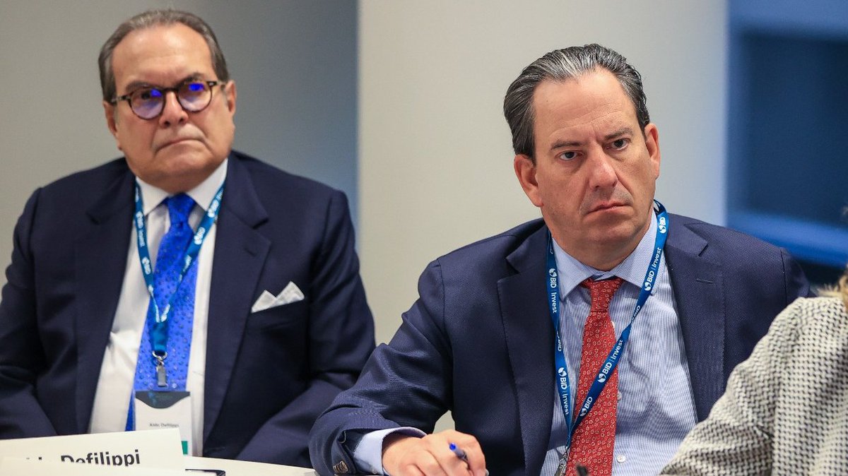 presidenciaperu's tweet photo. ✅ Durante los encuentros con empresarios de la Cámara de Comercio de los Estados Unidos, la presidenta Dina Boluarte señaló que el “Perú viene implementando una estrategia de impulso a la inversión privada”.
✅La jefa de Estado indicó que se destacan proyectos en sectores como la minería y la infraestructura, donde el Perú sigue siendo un destino atractivo para las inversiones por sus altas reservas de minerales.
✅“La integración a los mercados internacionales y la estabilidad en las reglas, son características que ofrecemos desde hace más de tres décadas, lo que nos mantiene como un socio confiable para hacer negocios”, afirmó. 🇵🇪🤝🇺🇸

#ConPunchePerú 💪