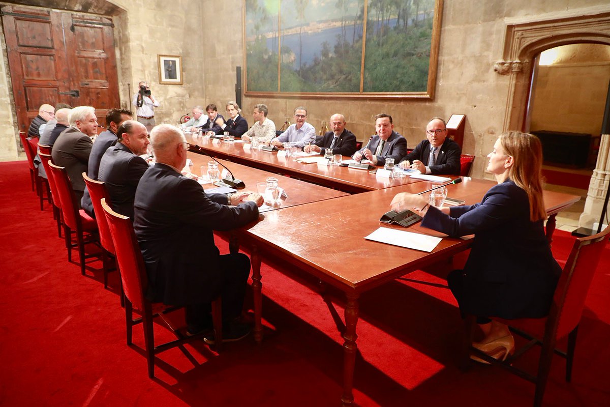 El presidente del RCNP, Rafael Gil, ha asistido esta mañana a la audiencia de la presidenta balear, Marga Prohens, a la Asociación de Clubes Náuticos de Baleares (ACNB), cuya junta directiva ha solicitado al Govern que reclame al Estado la cogestión de los clubes de la APB.