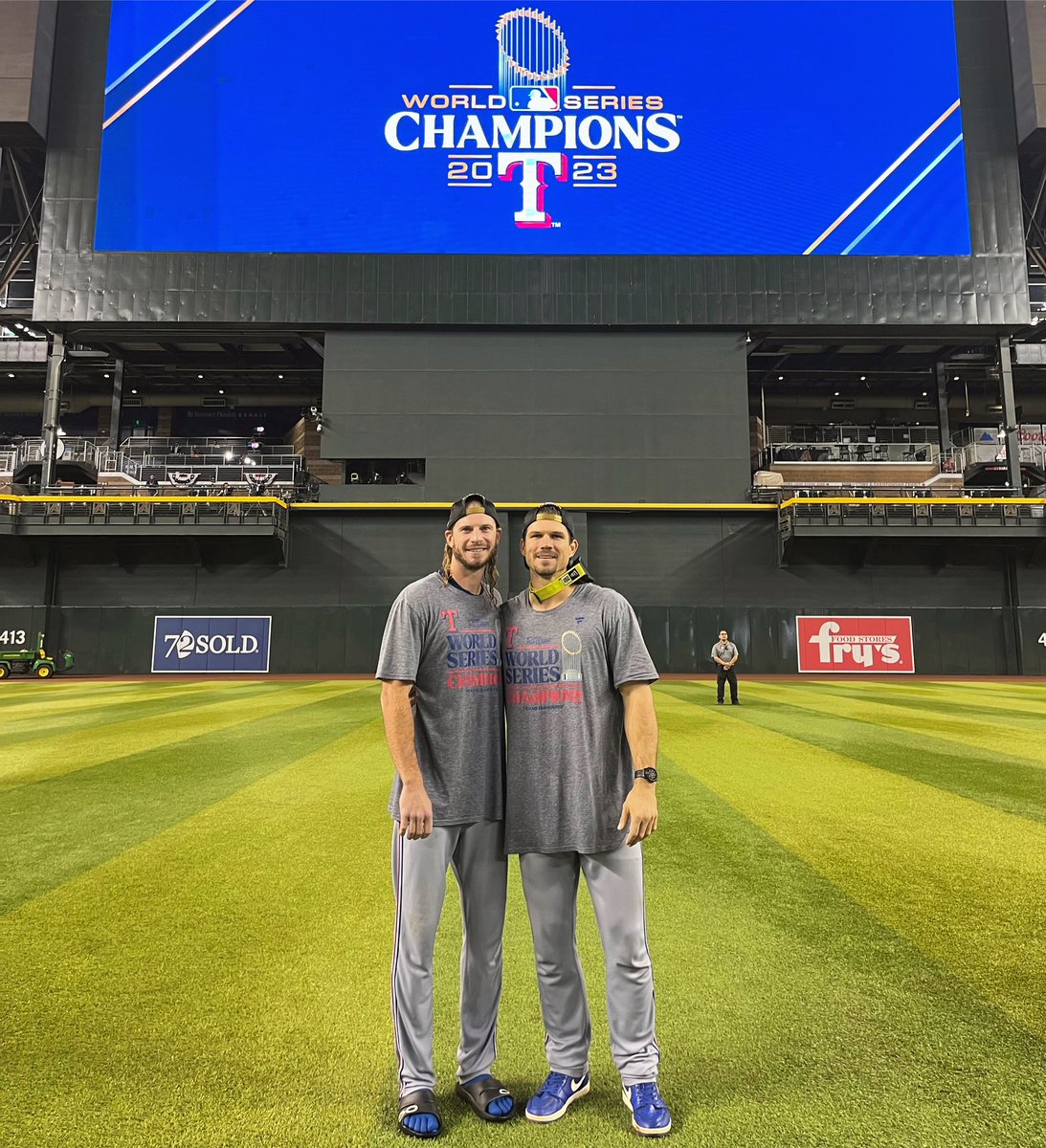 StonyBrookBASE's tweet photo. 𝗪𝗘𝗡𝗧 𝗔𝗡𝗗 𝗧𝗢𝗢𝗞 𝗜𝗧 😤

From Stony Brook to Arlington, these Seawolves are now forever World Series Champions! 

🌊🐺 x #SeawolvesInTheShow x @Rangers https://t.co/2ksFsDq5x2