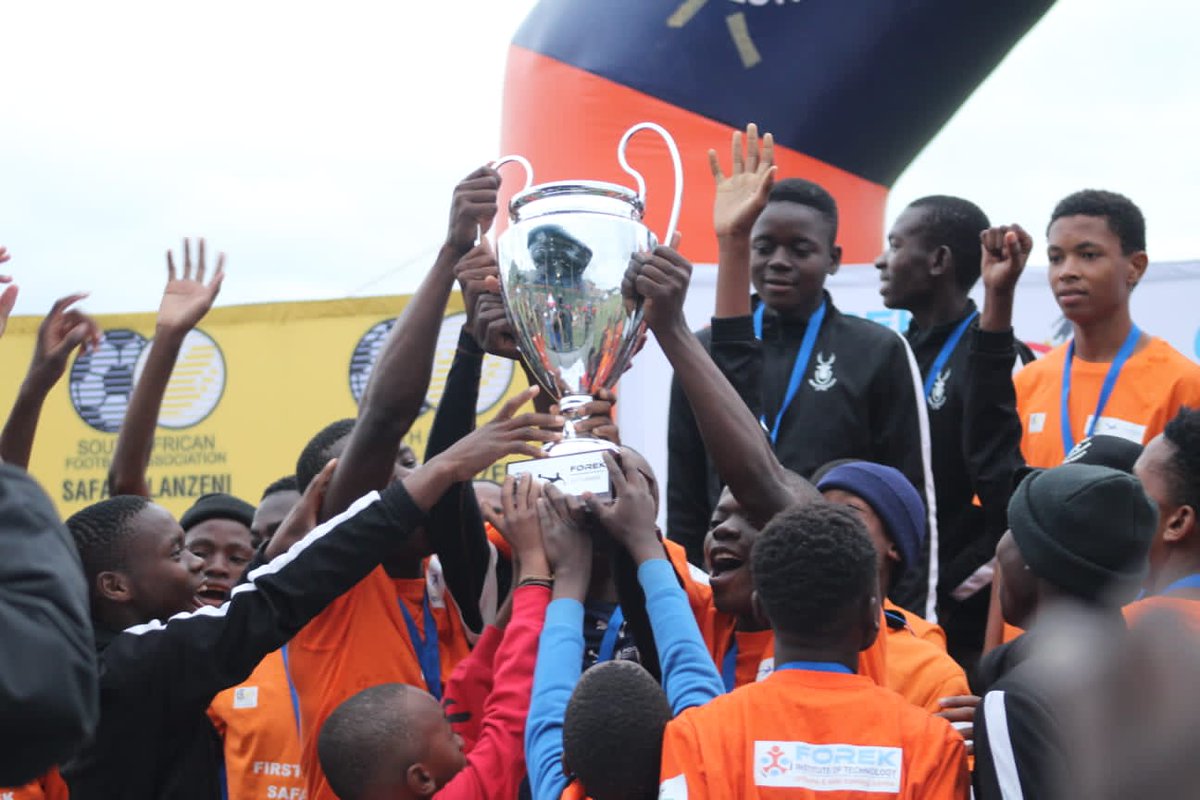 Samkethe4's tweet photo. This past weekend we crowned Sibange Young Bucks as they 1st Forek SAFA U17 league in Mpumalanga and they walked away with 60k, congratulations to the entire team @UnplayableZA @Chillies_FoReal @ligwalagwalaFM @SAFA_net https://t.co/KchrDsUWJC
