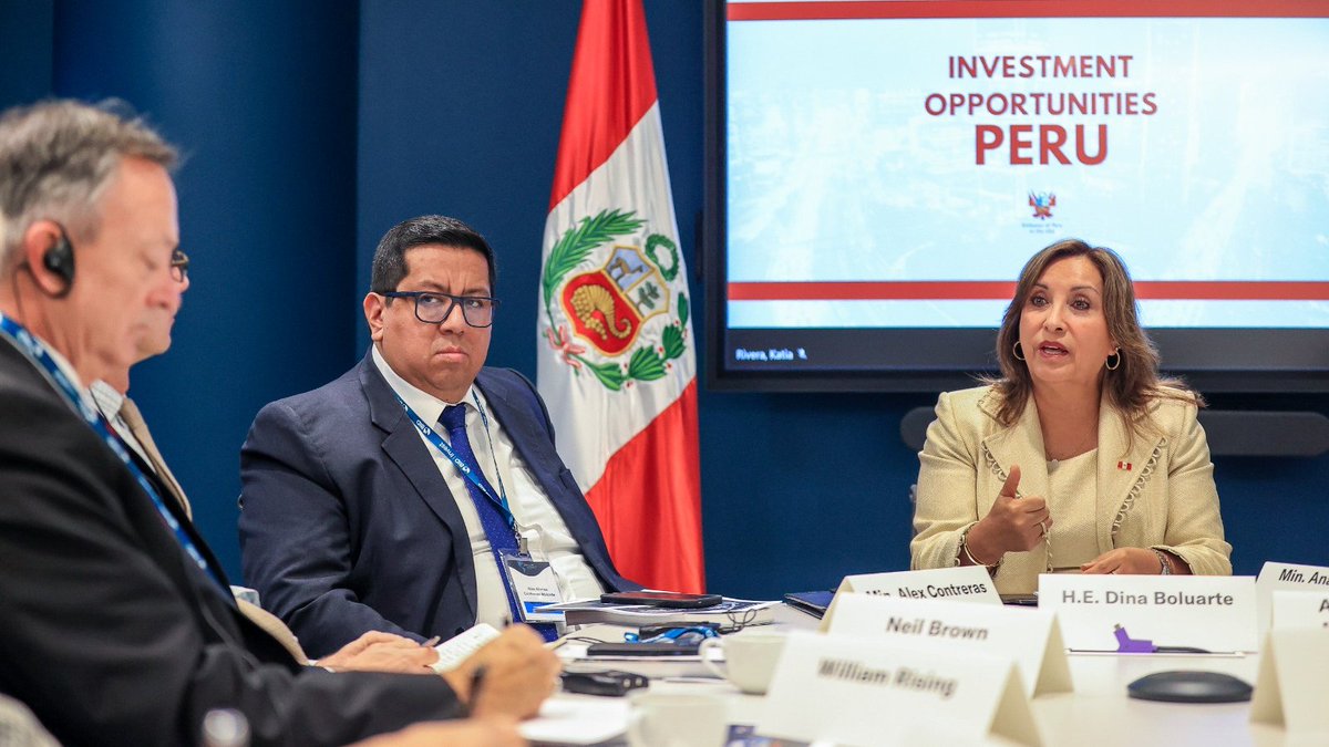 presidenciaperu's tweet photo. ✅ Durante los encuentros con empresarios de la Cámara de Comercio de los Estados Unidos, la presidenta Dina Boluarte señaló que el “Perú viene implementando una estrategia de impulso a la inversión privada”.
✅La jefa de Estado indicó que se destacan proyectos en sectores como la minería y la infraestructura, donde el Perú sigue siendo un destino atractivo para las inversiones por sus altas reservas de minerales.
✅“La integración a los mercados internacionales y la estabilidad en las reglas, son características que ofrecemos desde hace más de tres décadas, lo que nos mantiene como un socio confiable para hacer negocios”, afirmó. 🇵🇪🤝🇺🇸

#ConPunchePerú 💪