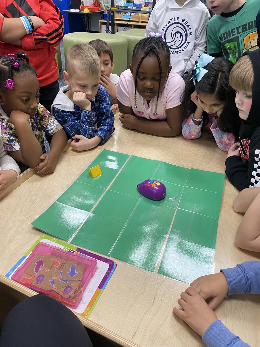 KaylaStine2's tweet photo. We are super excited to start our robot stations in the HUB! @Creeksidetweet #WEareLakota @MicheleLM https://t.co/6aUaYGUOIZ
