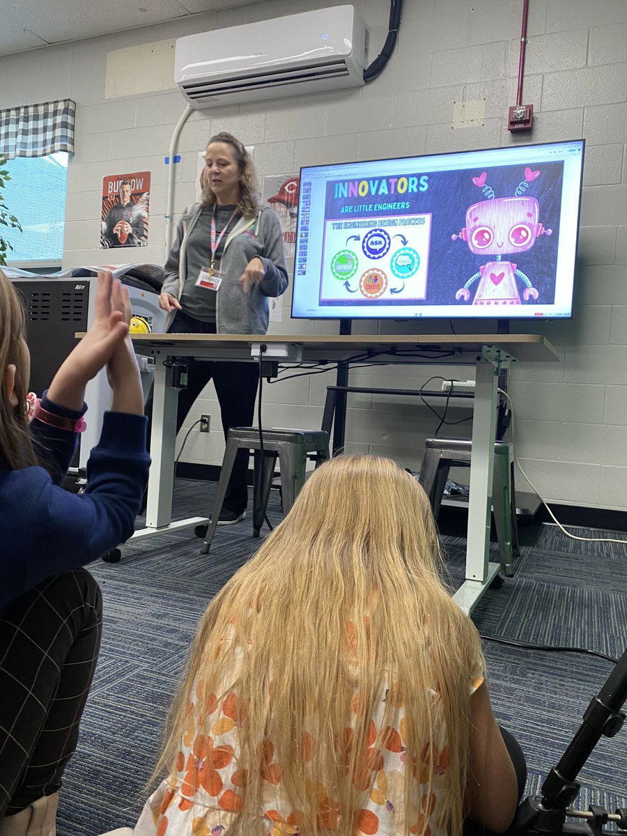 KaylaStine2's tweet photo. We are super excited to start our robot stations in the HUB! @Creeksidetweet #WEareLakota @MicheleLM https://t.co/6aUaYGUOIZ