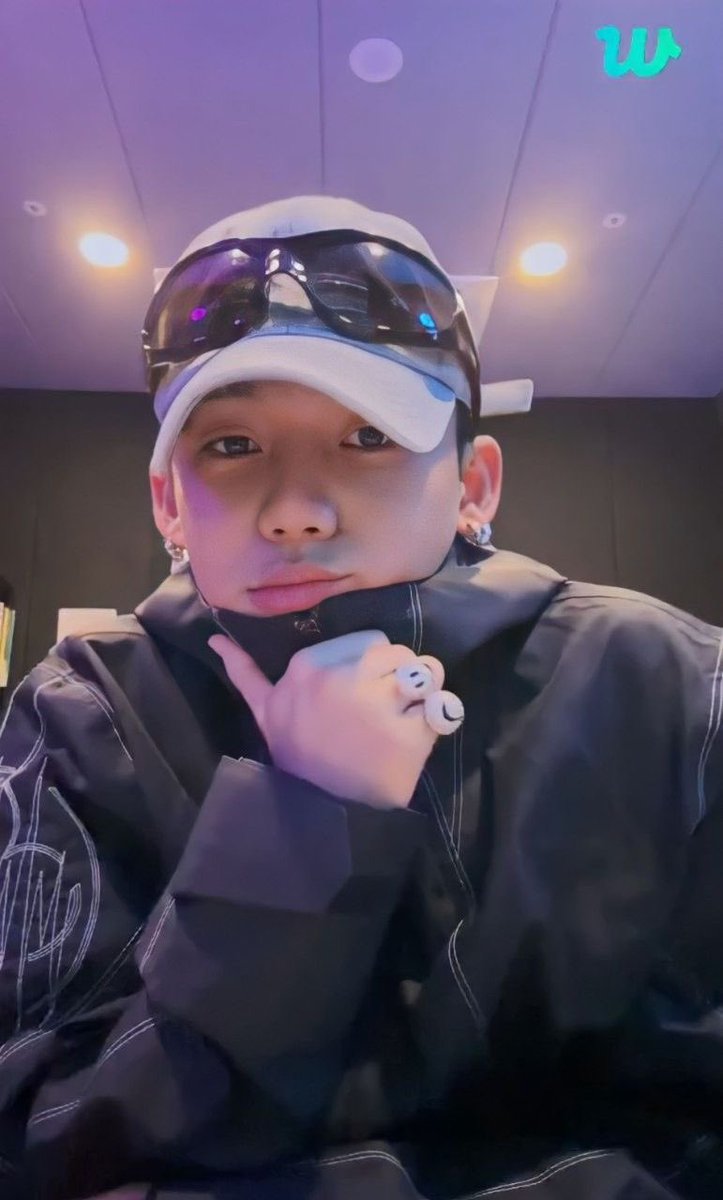 dear_7chill's tweet photo. Babe, do what make you happy. As long as you are fine, we are happy enough. We depend on each other. Right? Fighting 💜🔥

#choihyunsuk #treasure
@treasuremembers https://t.co/hl7eFheGqe
