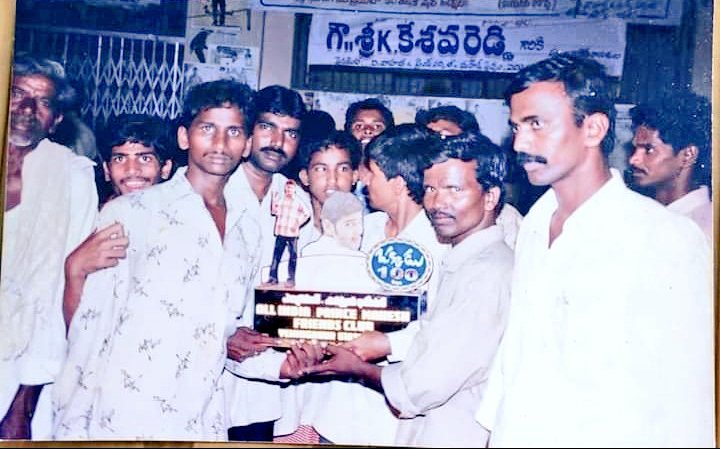 Gautham_MB's tweet photo. @urstrulyMahesh #Okkadu 💯 days Celebrations @ YEMMIGANUR ShivaPriya Theatre🔥 CEDED👊
#Okkadu - 128Days 🔥
#pokiri - 178Days 💥
#Srimanthudu - 246Days💪🤙🔥
#Throwback2003
#Okkadu
#GunturKaaramOnJan12th
#GunturKaaram #MaheshBabu𓃵 https://t.co/KgKS7D4rCR