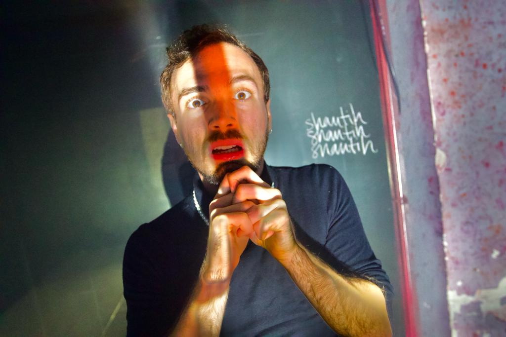 YO SOY MI PROPIA MUJER, de DOUG WRIGHT. Charlotte nació hombre pero siempre fue mujer y sobrevivió  a los nazis y a los comunistas aun mostrándose siempre abiertamente trans. Dirigida por Adán Black. Con Ricardo Barrul. 12-26 Nov. 20 h. Reservas@theatreforthepeople.com gratuito