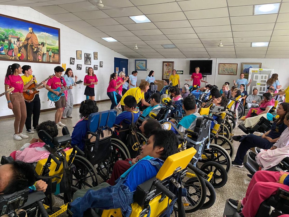 upwithpeople's tweet image. Cast A23 having a heartwarming performance at Alberge Hermano Pedro in Guatemala. They devoted their time to entertain and care for special needs individuals, feeding them, engaging in conversations, and serenading with heartfelt songs.

#Upwithpeople  #VOICES #changemakers