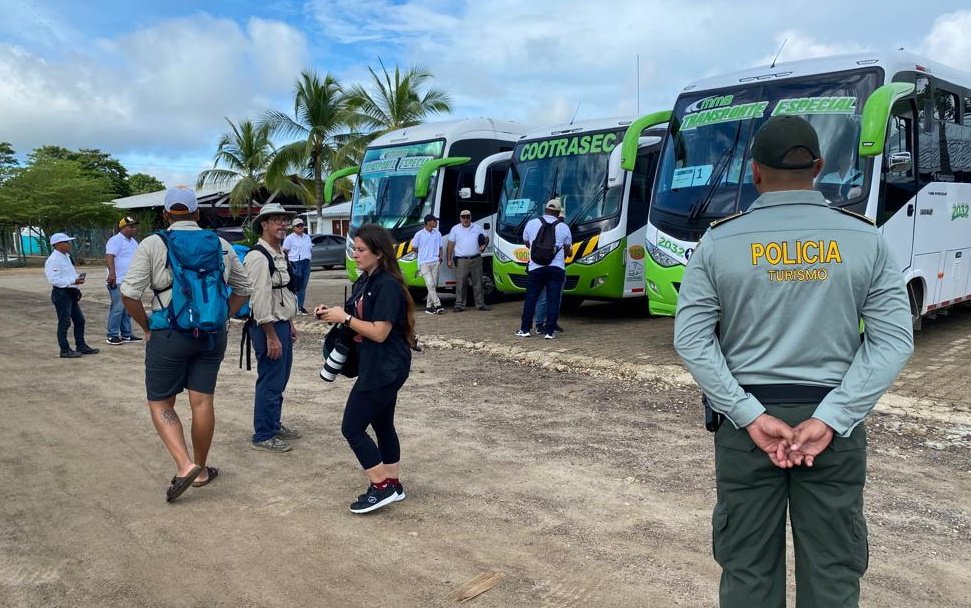 PoliciaDECOR's tweet photo. Con @ProteccionPonal al Turismo y Patrimonio Nacional, realizamos acompañamiento al crucero Lindblad Expeditions (National Geográphic) en los municipios #SanAntero, #Lorica y #Tuchín. Brindamos seguridad y orientación durante su recorrido. @PoliciaColombia https://t.co/YMxOXFaMMP