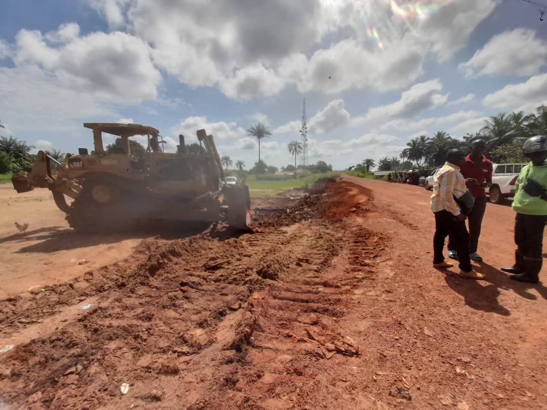 AmbroseJames12's tweet photo. We are already in action! 1-11- 23 was commencement date for the 14Km road construction from Makoloh Junction (2nd toll gate) through Songo to mabang bridge. Official launch is set for the 15-11-23. GOSL 🇸🇱- EU 🇪🇺development cooperation in action #NAOSL @EUinSierraLeone @dsengeh https://t.co/KpPUBLQ4SB