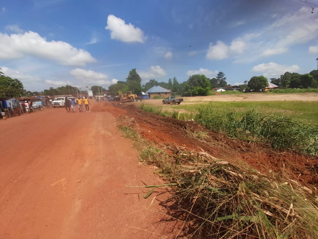 AmbroseJames12's tweet photo. We are already in action! 1-11- 23 was commencement date for the 14Km road construction from Makoloh Junction (2nd toll gate) through Songo to mabang bridge. Official launch is set for the 15-11-23. GOSL 🇸🇱- EU 🇪🇺development cooperation in action #NAOSL @EUinSierraLeone @dsengeh https://t.co/KpPUBLQ4SB