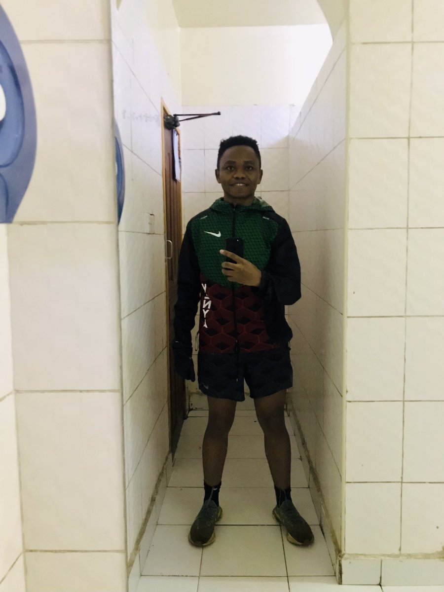 Swytchthefish's tweet image. Channeled my not so familiar inner  Damien Willemse….that guy is an absolute vibe btw….anyway first run in the Nike Shield anorak and it really is amazing in keeping the elements out especially for the chest and neck #NikeFit #Wet #RainRun