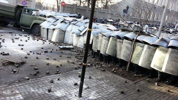 Якщо державні кошти будуть далі витрачатися на хуйню типу бруківки, поки гинуть люди - після війни перекладати бруківку ми будем вже самі, безкоштовно