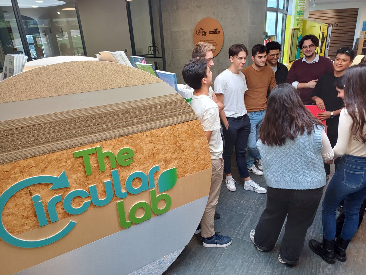 ecoembes_com's tweet image. ¡Un año más, nos visitan los ganadores de #CircularWeekend, el programa de formación de @cogersaasturias  y @uniovi_info!

Junto a los jóvenes del #CircularTalentLab han intercambiado ideas sobre #EconomíaCircular para un futuro más sostenible. ♻️