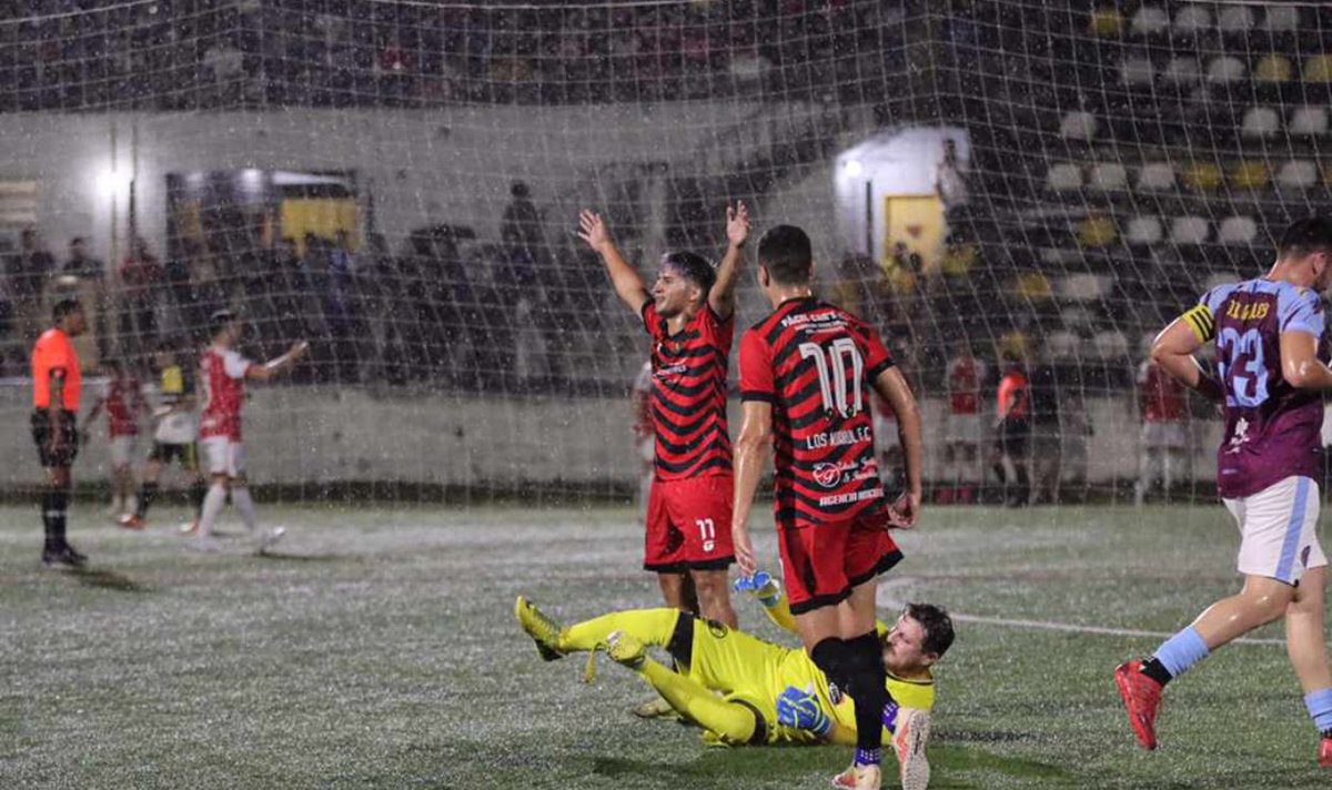 LosKuarulFC's tweet photo. Postales del juego, 8vos de final ida.
Victoria de 5-0
Paso importante hacia el objetivo de clasificar !!!
Goles:
Jose Galeano ⚽️⚽️⚽️⚽️
Marcelo Montiel ⚽️

#LosDueñosDeLaFiesta ⚫️🔴 https://t.co/Rmy5iCMjSA