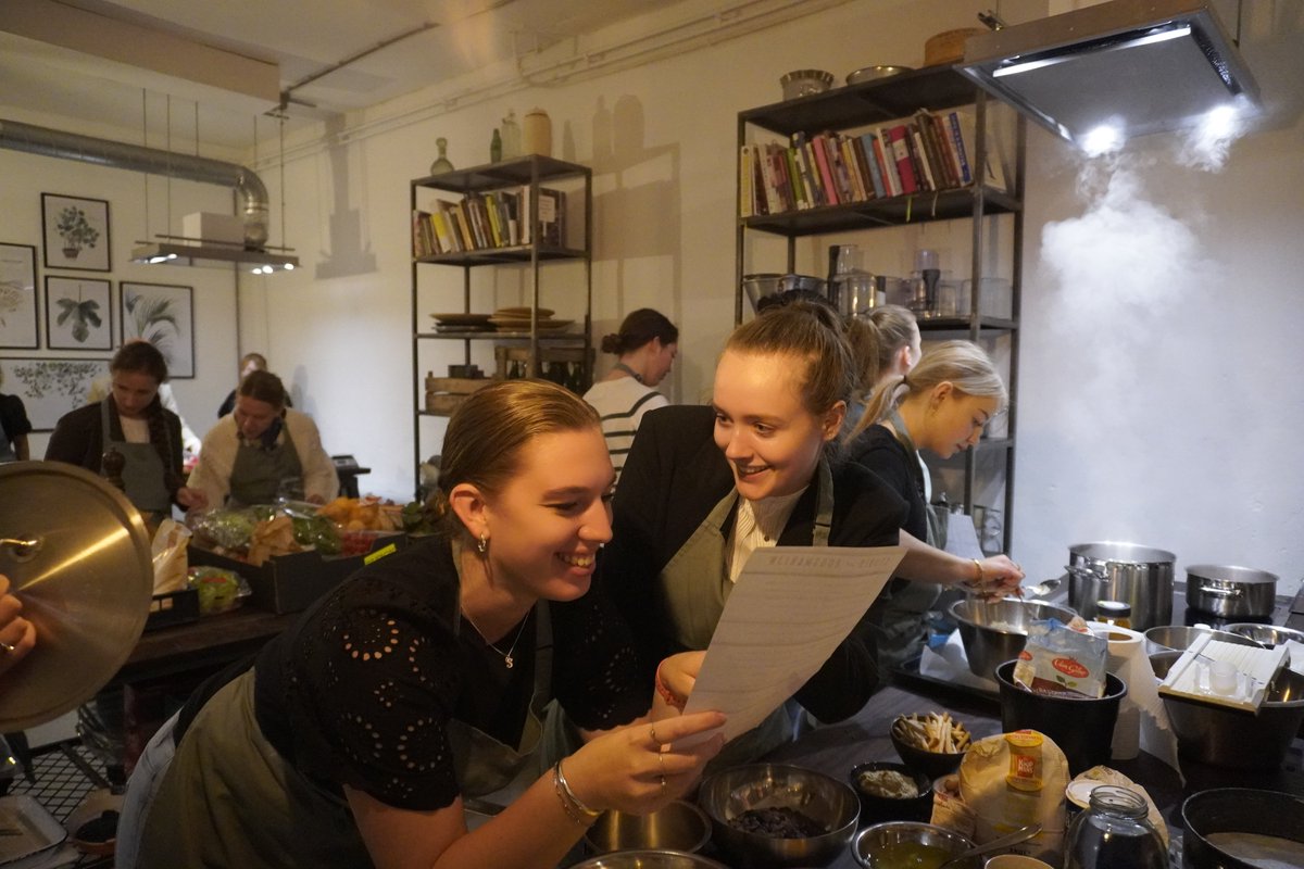 dansstudio's tweet photo. Wij kijken met een lach terug op ons teamuitje waar wij een uitgebreid diner gekookt hebben. Bedankt studio roosmarijn voor deze leuke (en lekkere😉) cursus! 👩🏼‍🍳

#teamuitje #dansstudiojolein #dansenballetstudiojolein #bloemendaal #studioroosmarijn #kookcursus #dansschool https://t.co/0nRE5YaCs9
