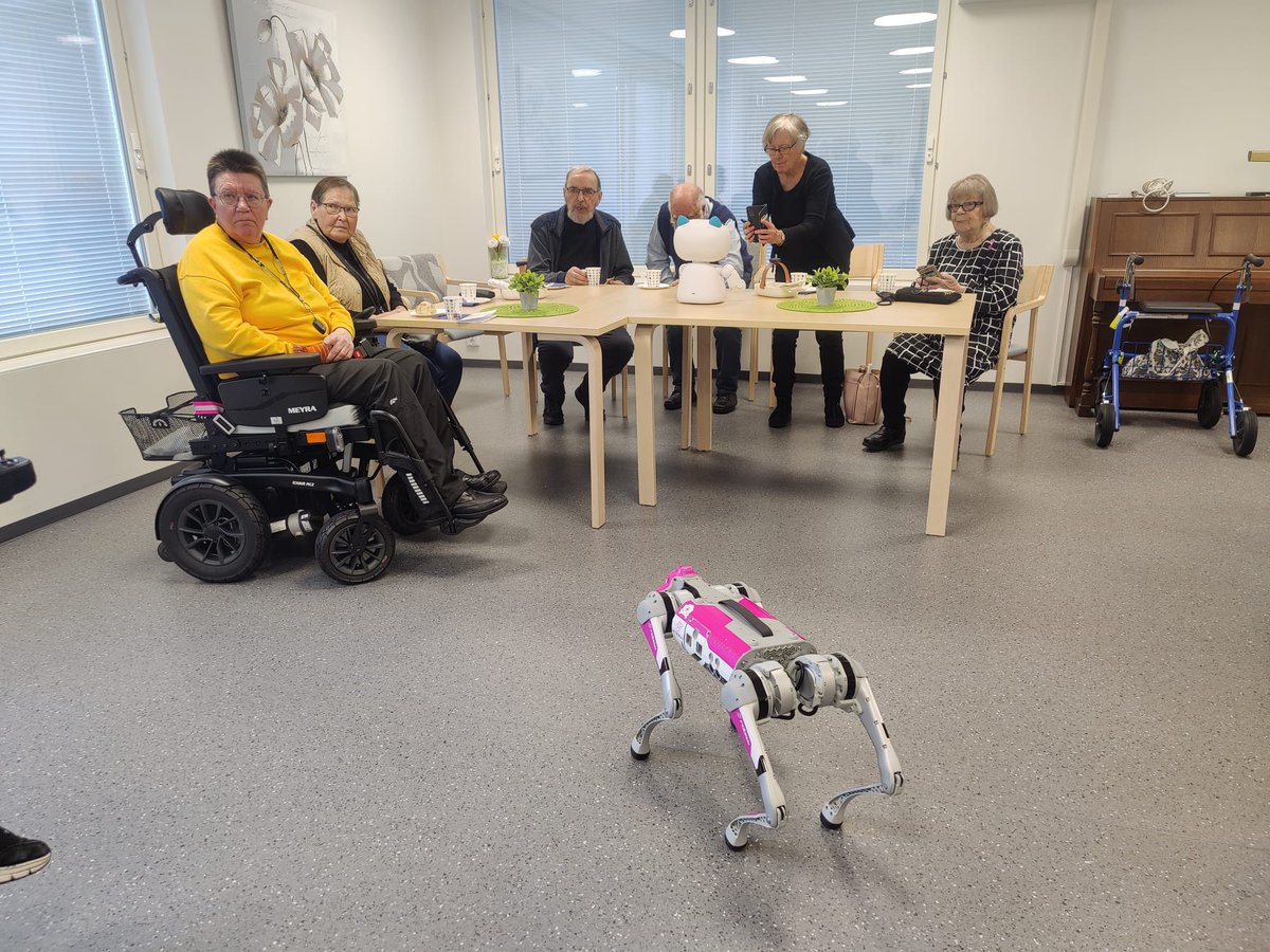 Tänään pakattiin Tainan autoon Edison-robo ja robottikoira, jotka pääsivät viihdyttämään Diakonin Digi-iki-kerholaisia. <a href="/SariMerilampi/">Sari Merilampi</a> haastatteli ryhmää robottitestien kokemuksista. Upeita ikäihmisiä!! @RoboAI2 @SatakunnanAMK