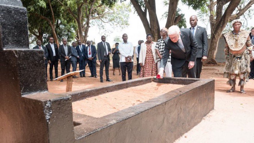#Almanya Cumhurbaşkanı #WalterSteinmeier, #Tanzanya ziyareti kapsamında Maji Maji Anıtı’nı ziyaret ederek burada Alman sömürge kuvvetleri tarafından öldürülen yüz binlerce kişi için af diledi.
