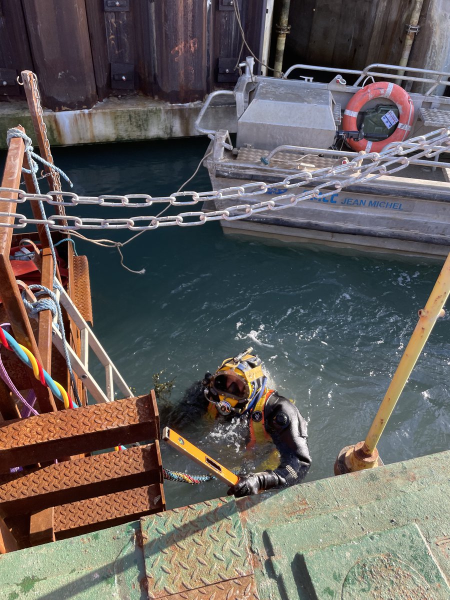 #JeudiPhoto Le saviez-vous ❓ A la centrale, des plongeurs en scaphandre interviennent dans le canal d’amenée en eau de mer. Grâce à leur équipement qui peut peser près de 50kg, ils restent jusqu'à 3h sous l'eau afin de sécuriser notre circuit de refroidissement. 🤿 #DLDFev