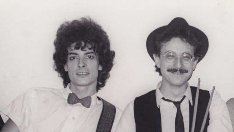 Hola <a href="/enderrock/">Enderrock</a> com a revista que es va crear per potenciar la música en català, estaria bé que féssiu difusió a les XXSS que ahir el documental de l'  <a href="/ElectricaDharma/">Elèctrica Dharma</a> va fer Sold Out al <a href="/InEditFestival/">In-Edit Festival</a> i que dissabte tornen a projectar la versió completa. De res.
#SempreDharma