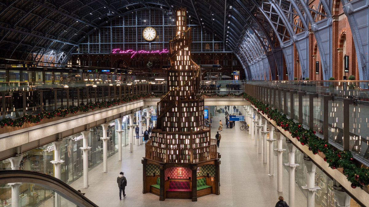 The most incredible sight at @StPancrasInt as the #ChristmasBooksTree stands 12m tall. Congratulations to our pals @Hatchards who've made us feel thoroughly Christmassy. With 270 shelves adorned with over 3,800 hand-painted books, it's a thing of beauty 😍🎄📚