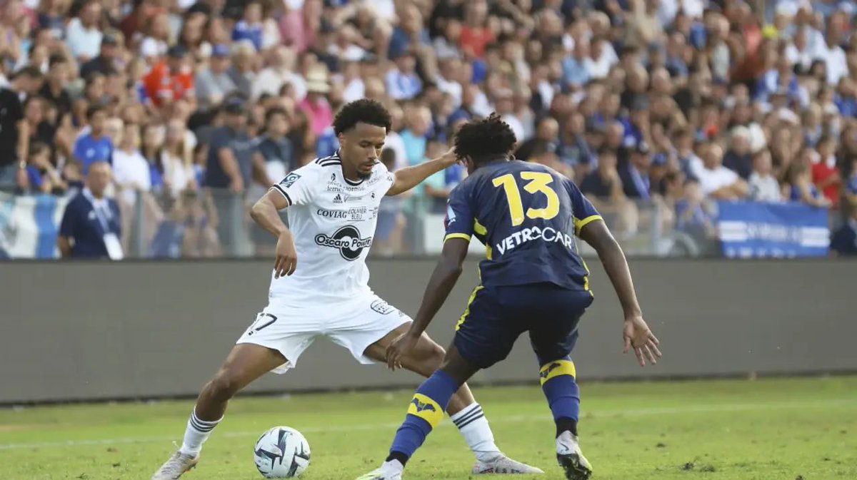 DonFcgb's tweet photo. [#Adversaire🧐]

❌ 4️⃣ joueurs du @SCBastia seront absents pour affronter les @girondins samedi 1️⃣9️⃣H au @StadeFuriani :

🚑 @GuidiDume 
🚑 Florian #Bianchini
🚑 Julien #Maggiotti
🚑 Florian #Bohnert 

🔜 Incertain : 

⌛️ Facinet #Conte 

#SCBFCGB #Girondins #Ligue2 https://t.co/4YKxqUqmau