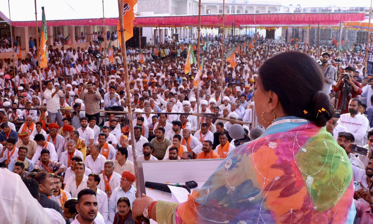 VasundharaBJP's tweet photo. राहुल गांधी ने 10 दिन में किसानों का कर्जा माफ करने का वादा किया था, जो आज तक पूरा नहीं हुआ। उल्टा 19 हजार से ज्यादा किसानों की जमीन कुर्क हुई। अब तक 350 किसानों ने आत्महत्या कर ली। वादा करके भी बेरोजगारी भत्ता नहीं दिया। 19 बार पेपर लीक होने से 70 लाख युवाओं का भविष्य चौपट हुआ है, इसलिए युवा डिप्रेशन में आकर आत्महत्या जैसा कदम उठा रहें हैं।
#BJP4Rajasthan #Bilara #JaiJaiRajasthan