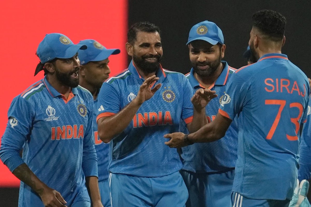 sachin_rt's tweet photo. A special win in a special game!
#TeamIndia dominated in every department today with their spectacular performances just like they've been doing in this #CWC23. 
India winning at Wankhede against Sri Lanka in a World Cup game gives me a feeling of deja vu. 😉

#INDvSL https://t.co/zc3dEJipna