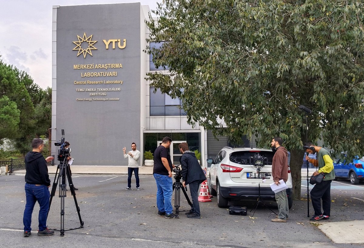 ytuhaberajansi's tweet photo. Yıldız Teknik Üniversitesi Davutpaşa kampüsü,
Greenmetric yeşil kampüs ve çevresel sürdürülebilirlik 2022 verilerine göre 85 ülke, 1050 üniversite içerisinde 95. sırada ve sıralaması önceki yıllara göre hızla yükselmekte.

Yıldız Teknik Üniversitesi aynı zamanda enerji alanında son yıllarda yaptığı başarılı akademik çalışmaları ve projeleriyle de adından sıkça söz ettirmekte.

Bu bağlamda medyanın da yakın ilgisini çekmekte, önümüzdeki günlerde 
@TRTBelgesel 'de yayınlacak olan  sunuculuğunu Doğan Akdoğan'ın yaptığı "Hedef Sıfır Atık" programının çekimleri Araştırma Planlama Rektör Yardımcısı Prof. Dr. Bestami Özkaya ve akademisyenlerin katımıyla Davutpaşa kampüsünde gerçekleştirildi.
@ozkaya_bestami  @doganakdogan15