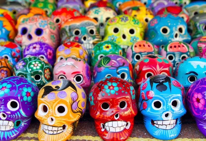 El día de los muertos, es una festividad significativa en el mundo, su origen está en  las tradiciones ancestrales indígenas y el orbe occidental.

Una celebración a la Vida y la Muerte donde se conecta espiritualmente con los ancestros.
