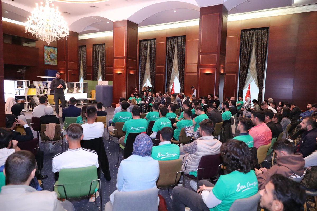 ”Hepimiz tabiatla ilgili çok şey söylüyoruz, peki tabiat insana ne söylüyor?”

Bu sorunun cevabını #TürkiyeYüzyılı #ŞehircilikPolitikalarıÇalıştayı’mızın ikinci sunumunda “Doğadaki İnsan” konusuyla MKYK Üyemiz Sn. Serdar Kılıç’tan, çevre gönüllüsü #Cemre’lerle birlikte dinledik.