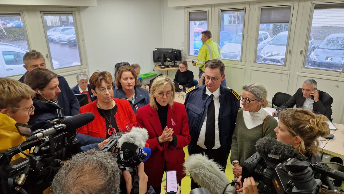 Marianne Laigneau (@m_laigneau) on Twitter photo #TempêteCiaran💨En #Normandie avec <a href="/AgnesRunacher/">Agnès Pannier-Runacher 🇫🇷🇪🇺</a>, où les équipes, en coordination avec les pouvoirs publics et les collectivités, accélèrent les diagnostics et interventions pour rétablir le réseau électrique au plus vite⚡️
#Solidarité #ServicePublic #Ciaran #TempêteCiaran💨En #Normandie avec <a href="/AgnesRunacher/">Agnès Pannier-Runacher 🇫🇷🇪🇺</a>, où les équipes, en coordination avec les pouvoirs publics et les collectivités, accélèrent les diagnostics et interventions pour rétablir le réseau électrique au plus vite⚡️
#Solidarité #ServicePublic #Ciaran
