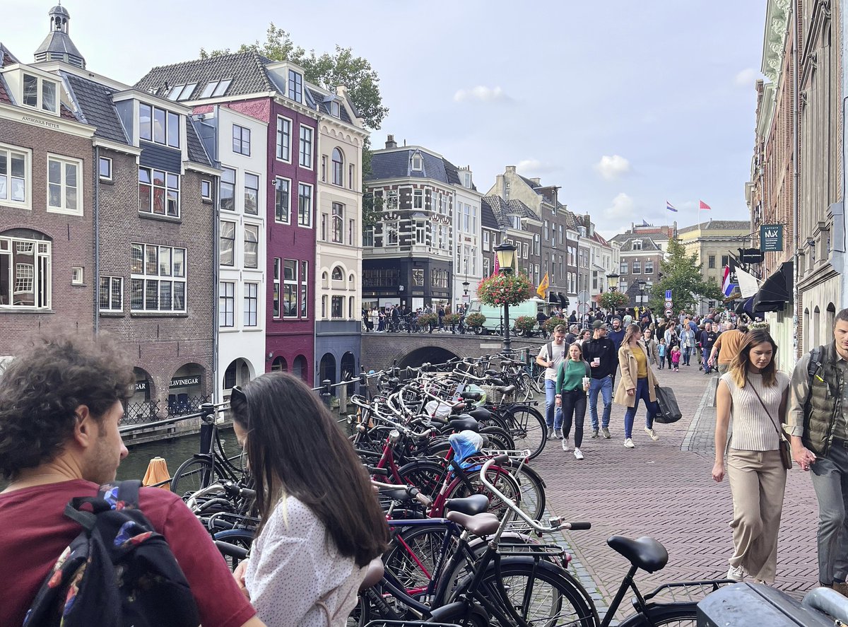 The Netherlands wasn't always known as a biking country. Change is possible!

The Oudegracht in Utrecht, photographed in 1971 vs 2023.

📷 <a href="/edwinlucas_/">Edwin Lucas </a>