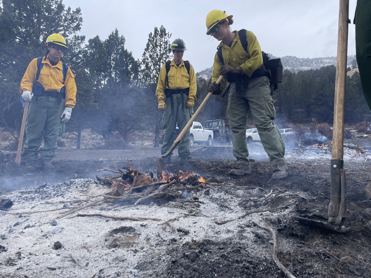 Rain and snow didn’t stop our Women in Wildland Fire Boot Camp participants!

Twenty-seven students kickstarted their fire careers in Juntura, Ore. They learned how to use firefighting tools and stay safe when on the fireline!

🔥 Ready to get a #FireJob? ow.ly/QgeT50Q35NE
