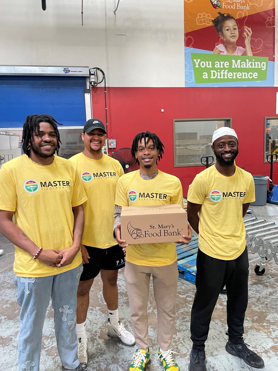 StMarysFoodBank's tweet photo. We want to thank Master Electronics for packing 1,440 emergency food boxes for our neighbors in need. We hope to see you back soon!
#MasterElectronics #EmergencyFoodBoxes #NeighborsInNeed #NonprofitOrganization #Arizona https://t.co/qsO2uL4OVH