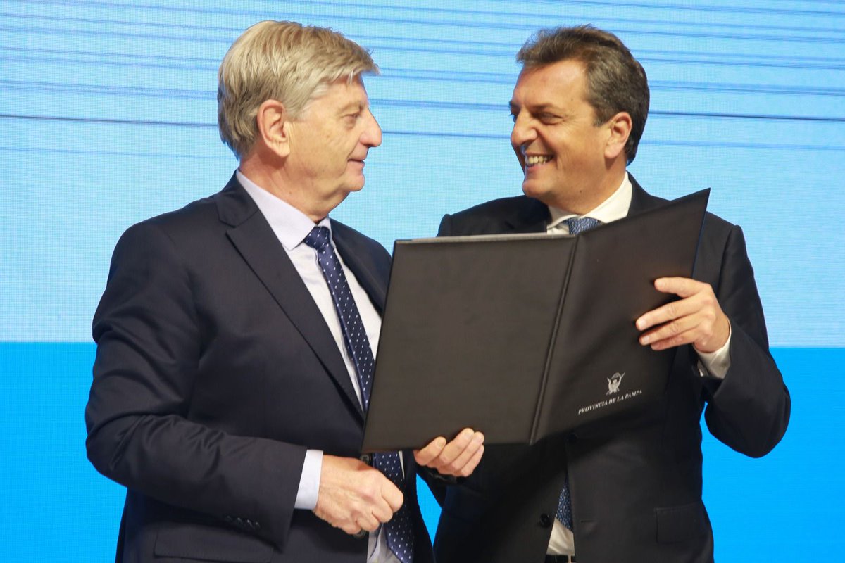 riojavip_'s tweet image. #XFIRE 🔥🔥🔥

MASSA EN LA PAMPA: 

“EL FEDERALISMO SE CONSTRUYE ACHICANDO ASIMETRÍAS Y GENERANDO IGUALDAD DE OPORTUNIDADES PARA LA EDUCACIÓN Y EL DESARROLLO”

@SergioMassa