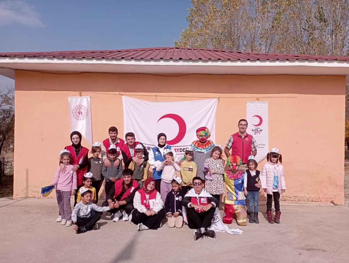 Kızılay Haftası münasebetiyle Genç Kızılay Kemah gönüllüleri ile birlikte Kerer İlkokulu'nda ki minikleri ziyaret ederek keyifli bir gün geçirdik. Sizlerin güzel yüzlerinde minik bir tebessüm oluşturabildiysek ne mutlu bize.
#GSBGM
#MerkezimHerYerde