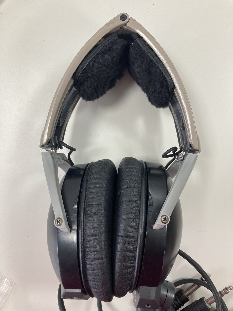 CIUDATEL's tweet photo. Hoy os mostramos lo que la #FabricaciónAditiva o #impresión3d puede hacer por ti y también por el planeta 🌍. Mediante la fabricación de las piezas de sujeción de estos auriculares #Bosé antiguos, que funcionan perfectamente, hemos podido alargar su vida de uso. https://t.co/gIMGLkuEqR