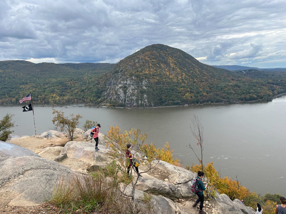 hartleylabnyu's tweet image. The lab went on a hike at Breakneck Ridge two weeks ago! We got to enjoy the fall colors and views of the Hudson on an unseasonably warm day 🍁🍂🍃 (after an unexpectedly arduous climb 😅)