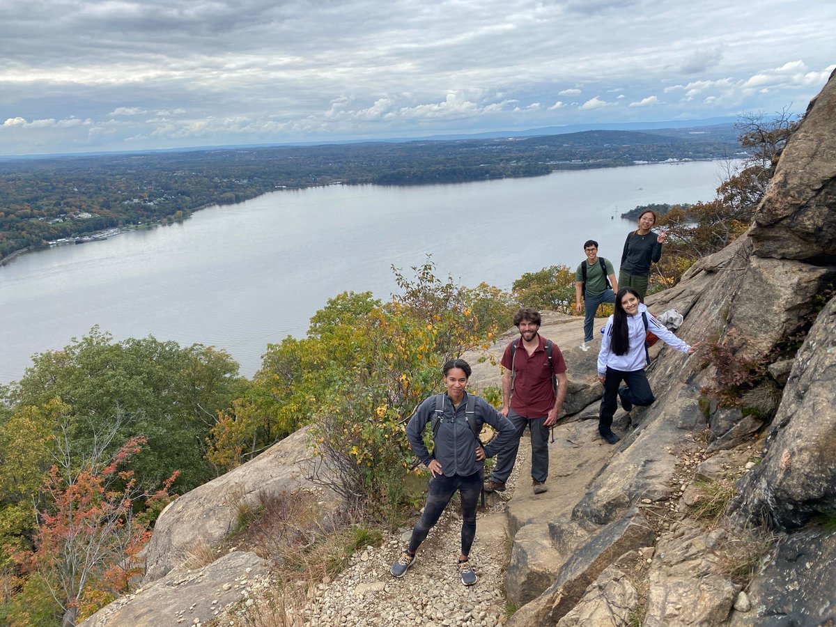 hartleylabnyu's tweet image. The lab went on a hike at Breakneck Ridge two weeks ago! We got to enjoy the fall colors and views of the Hudson on an unseasonably warm day 🍁🍂🍃 (after an unexpectedly arduous climb 😅)