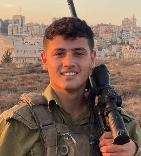 مقتل الرقيب يائير نيفوسي، 20 عاماً، من ميدي، مقاتل في الكتيبة 101 لواء المظليين، متأثراً بجراحه بعد إصابته في معركة شمال قطاع غزة الليلة الماضية.
#غزة_تنتصر