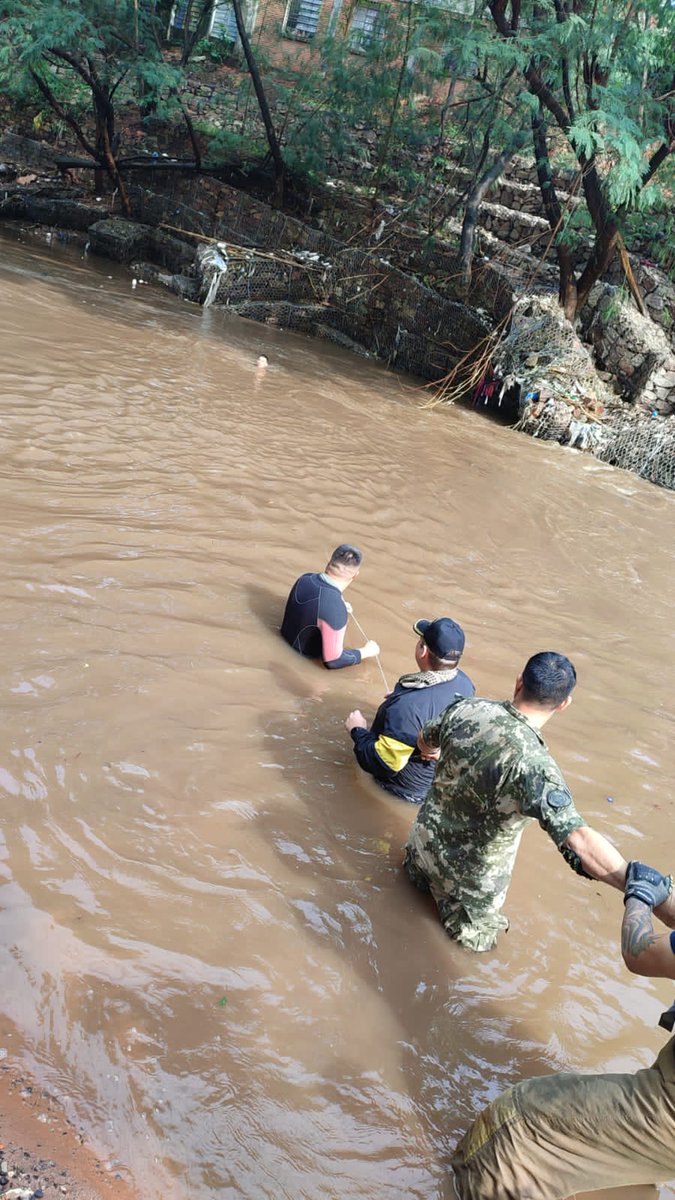 Francis970AM's tweet photo. LLAMADO DE ATENCIÓN. Lo  ocurrido en Lambaré, militares arrastrados por raudales, debe llamar la atención al Gobierno y a municipios. Se va empeorando. Hoy fue en Lambaré y dias atrás en Luque. Intendentes de Central es hora de pensar en el prójimo y dejar atrás los bolsillos https://t.co/XIExCgSo0t