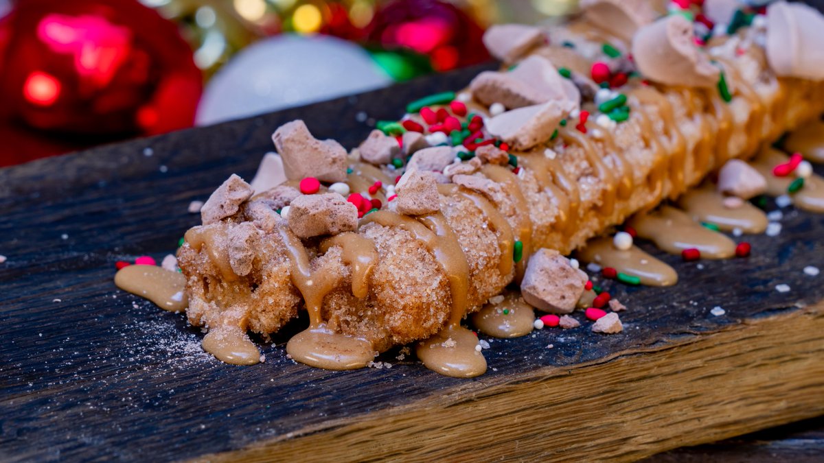 DisneyParks's tweet photo. We made a list, checked it twice, and now it’s time to find out which holiday treats you’ll like! 🎄😋 Take a peek at the festive bites and sips coming next week to @Disneyland Resort in the latest #DisneyEats Foodie Guide: https://t.co/sESA5Ft1Uz https://t.co/mdZPUCgwPU