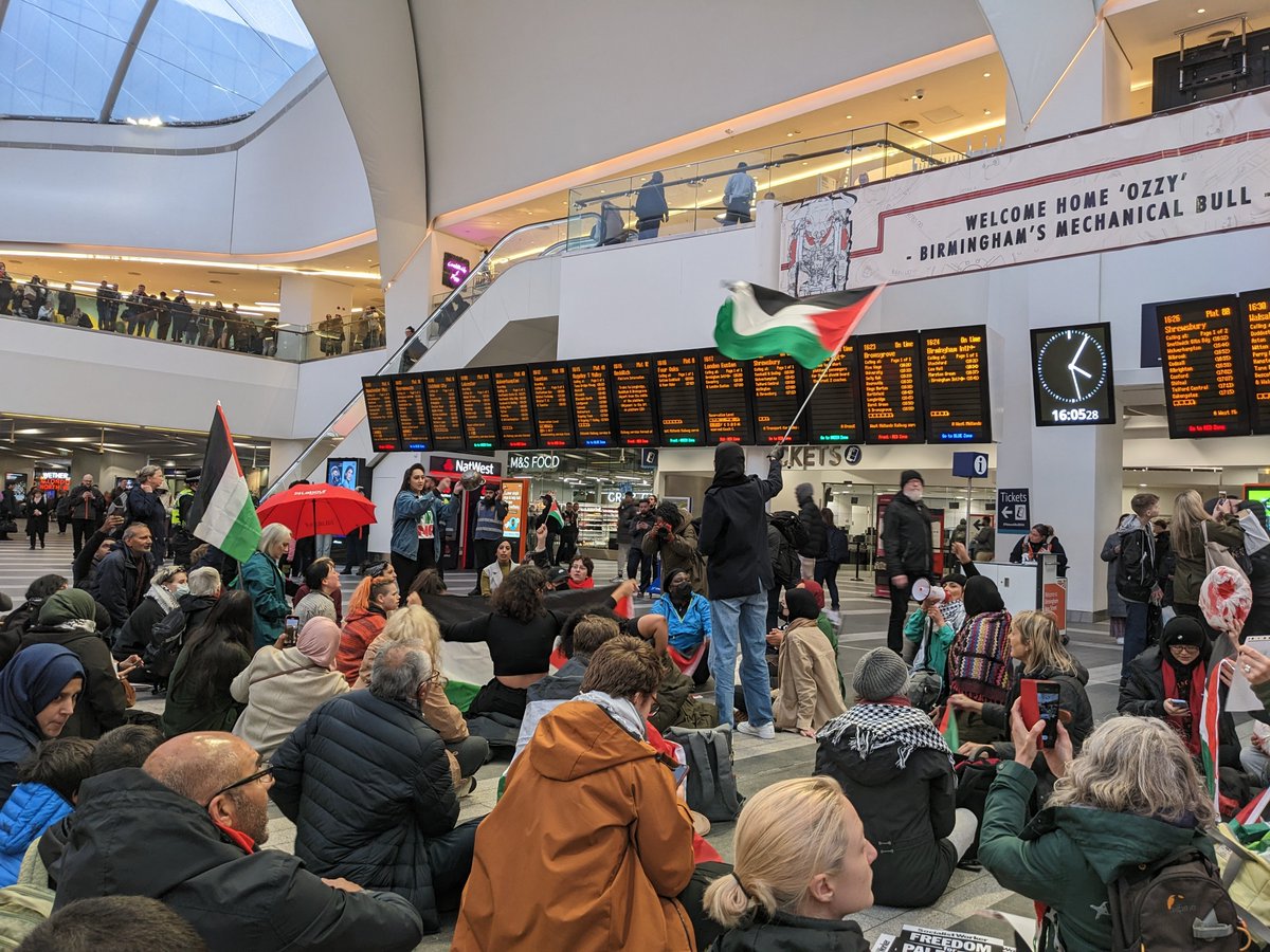 Tilley101's tweet photo. #CeasefireNOW Birmingham New Street https://t.co/141l4gVoor
