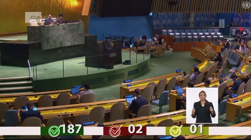 RadioRelojCuba's tweet image. #RadioRelojReportando contundente victoria de #Cuba en la @ONU_es. El mundo condena una vez más el criminal Bloqueo de EEUU. 
→ #MejorSinBloqueo 
→ #BloqueoGenocida 
→ #UnBlockCuba  
→ #CubaNOEstáSola