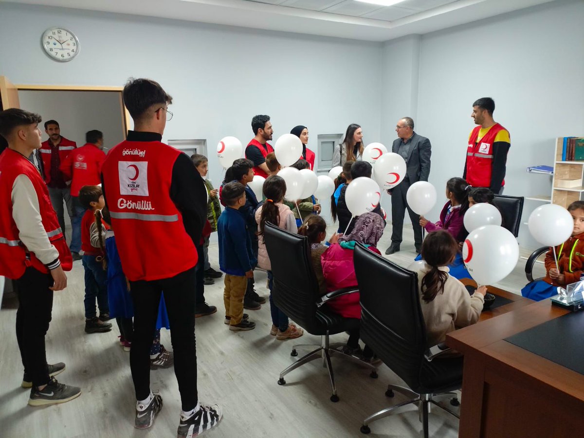 Kızılay Haftası münasebetiyle ilçemiz Kızılay Yönetimi  Ahmed-e Hani ilkokulu öğretmeni ve Sosyal  Yardimlasma Kulübü öğrencileriyle SYDV Müdürümüz Sn. Abdülhakim Adıgüzel'i yerinde ziyaret etti.
Ziyaretlerinden dolayı teşekkür eden  Sn. Adıgüzel  öğrencilerle sohbet etti.