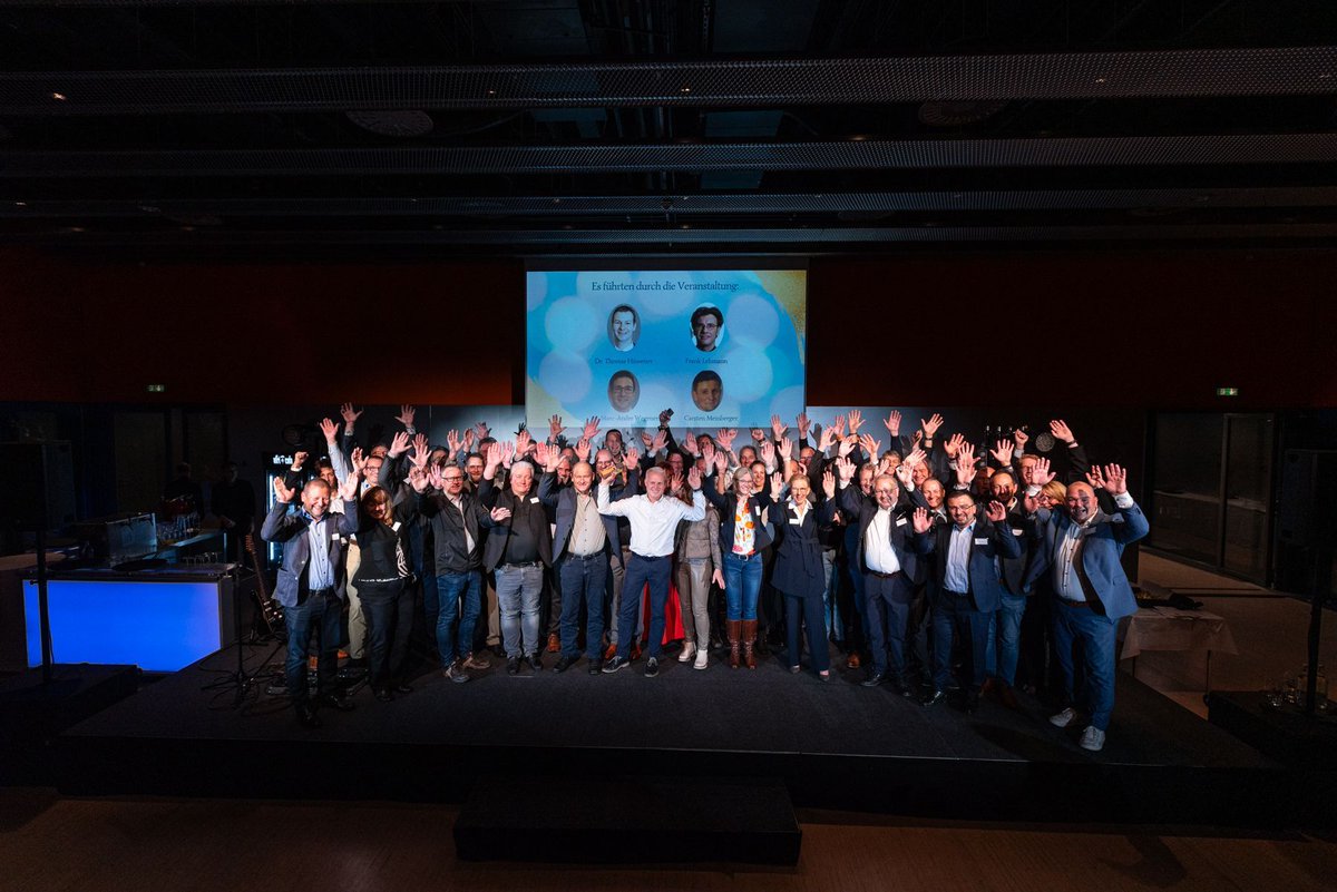 OpenGridEurope's tweet image. Tradition trifft Transformation - Wenn das kein Grund zu feiern ist... 🎉
Bei unserer Jubiläumsfeier haben wir 50 Jubilar:innen geehrt, die OGE 25 Jahre begleiten und 5 Kolleg:innen, die sogar 40 Jahre OGE die Treue halten.💙
Danke für euren kontinuierlichen Einsatz!