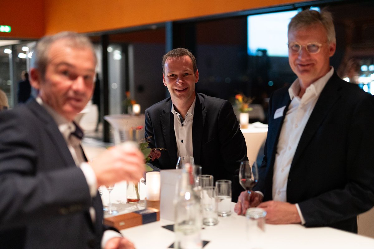 OpenGridEurope's tweet image. Tradition trifft Transformation - Wenn das kein Grund zu feiern ist... 🎉
Bei unserer Jubiläumsfeier haben wir 50 Jubilar:innen geehrt, die OGE 25 Jahre begleiten und 5 Kolleg:innen, die sogar 40 Jahre OGE die Treue halten.💙
Danke für euren kontinuierlichen Einsatz!